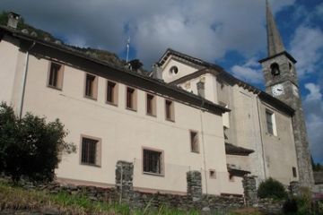 Scorcio della Parrocchiale Santo Stefano<br>e del municipio (retro)