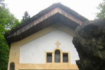 Dettaglio della facciata dell'oratorio della Madonna alle pietre grosse.