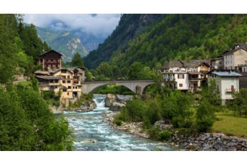 Il fiume Sesia nella sezione che attraversa il paese di Piode.